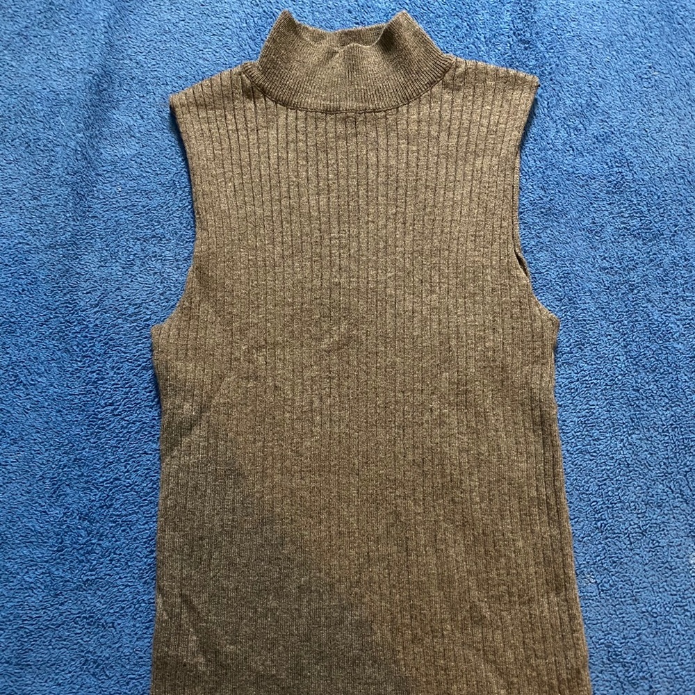 Gray fitted no sleeve shirt
